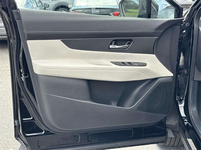 Vehicle image 13 of 18