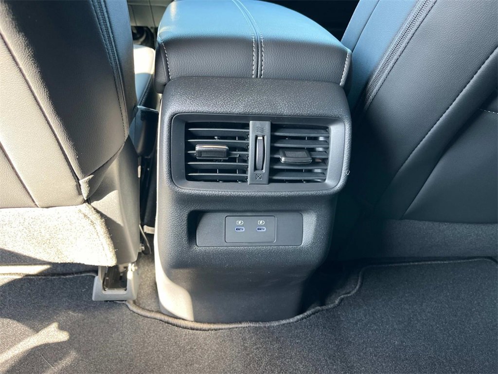 Vehicle image 19 of 31