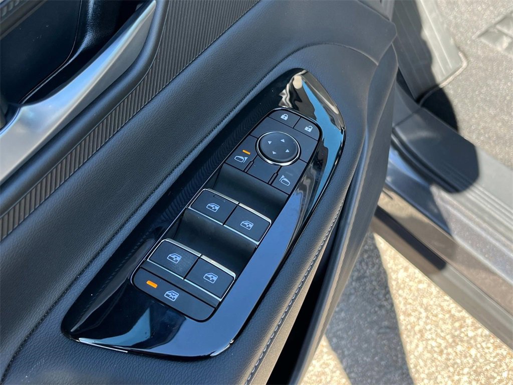 Vehicle image 24 of 31