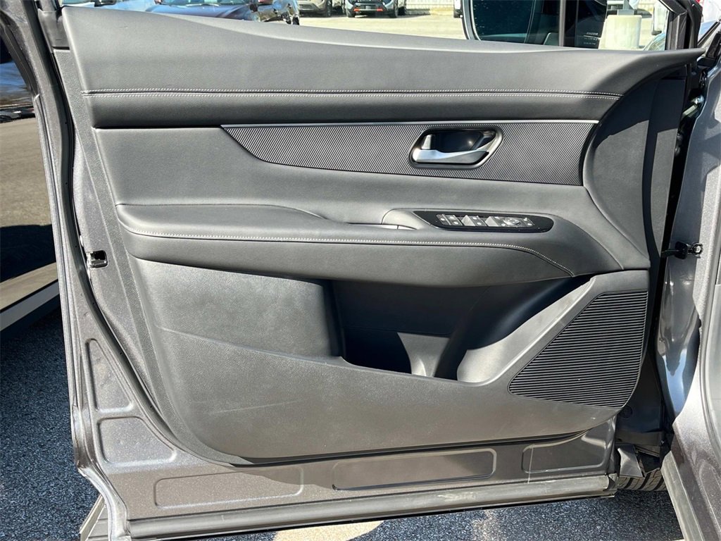 Vehicle image 23 of 31