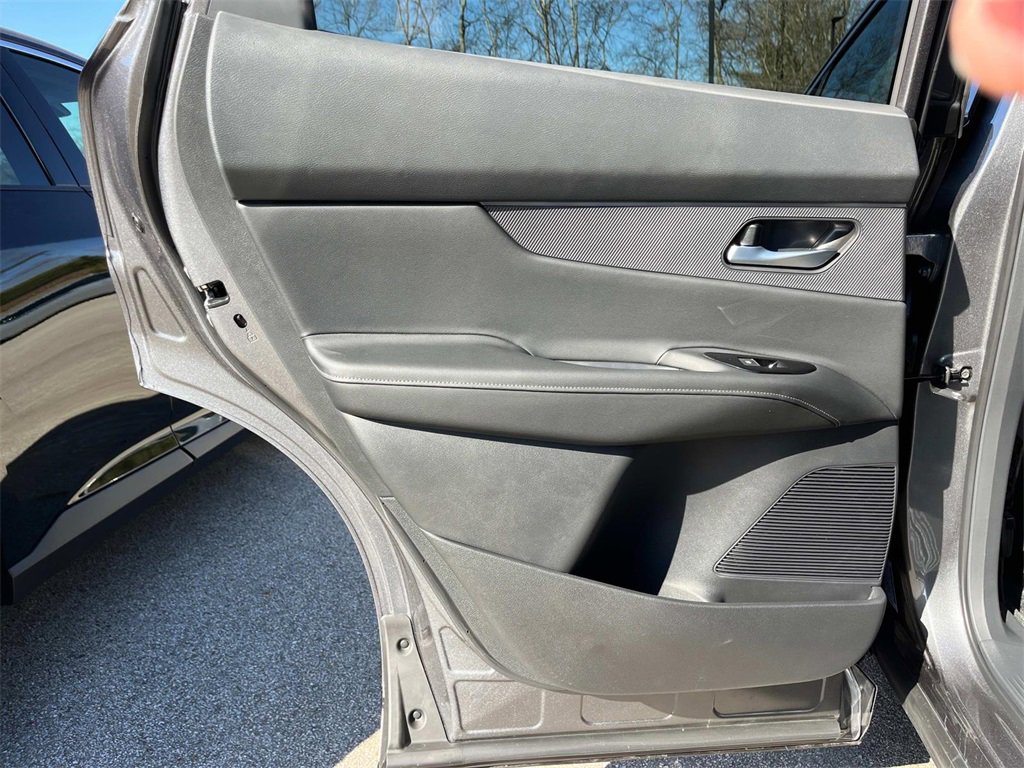 Vehicle image 21 of 31