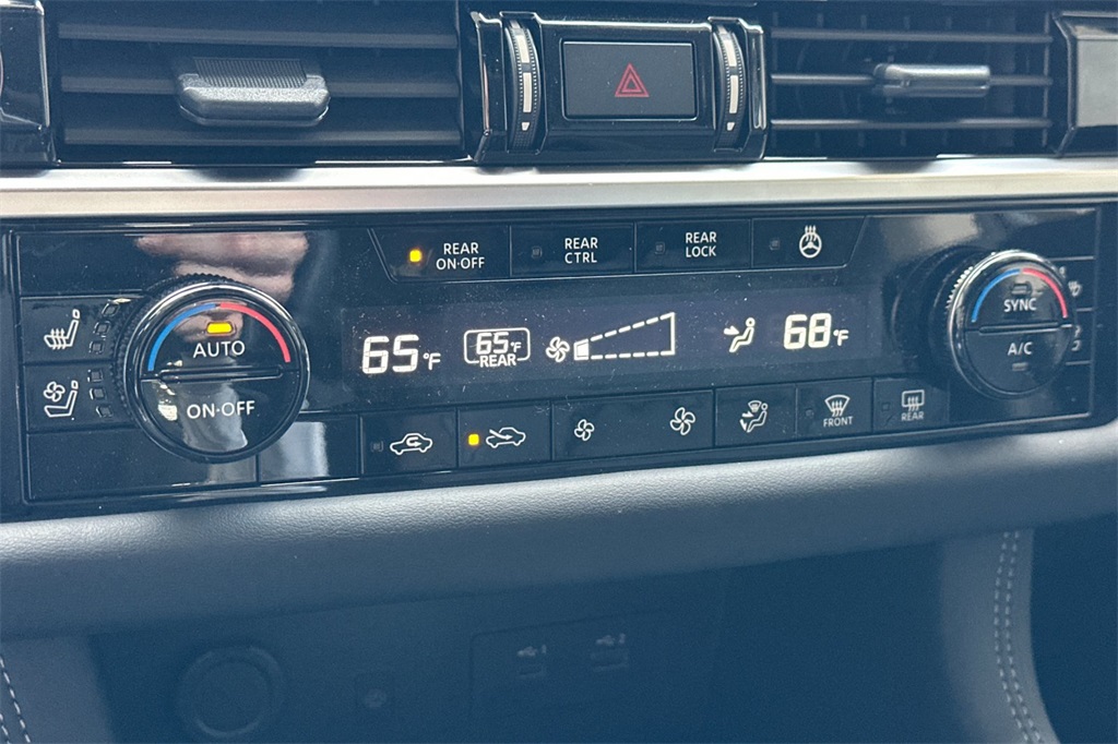 2025 Nissan Pathfinder Platinum Image 18 of 21