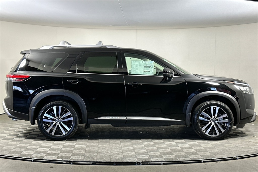 2025 Nissan Pathfinder Platinum Image 2 of 21