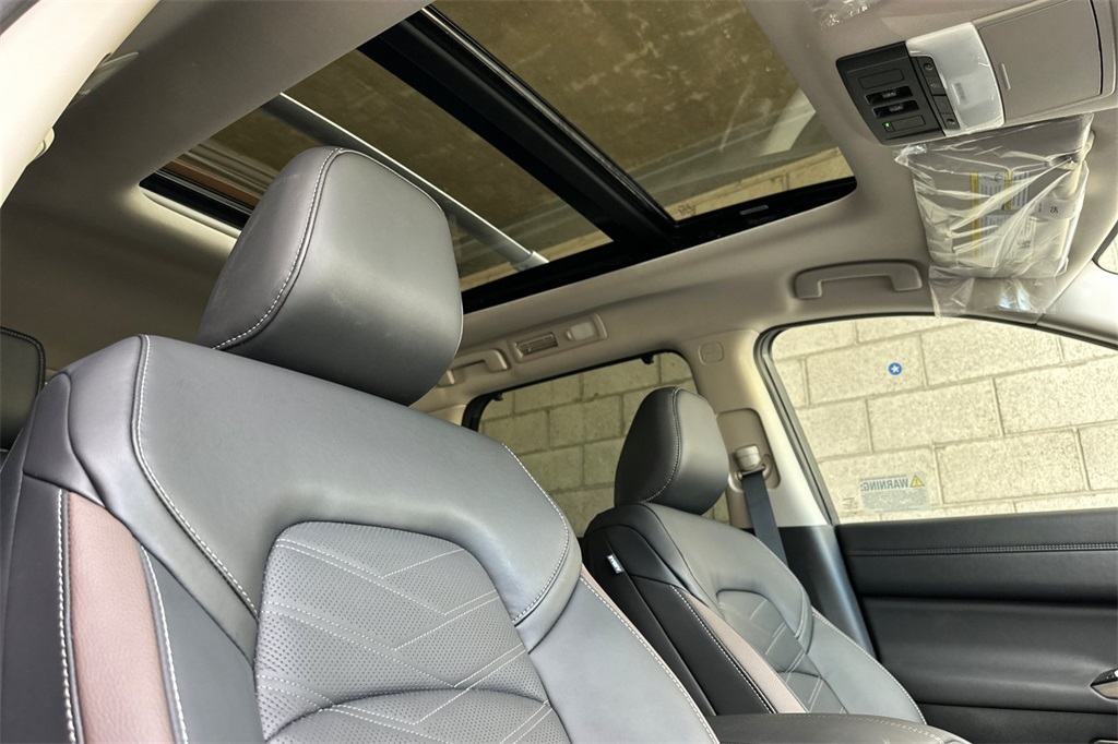 2025 Nissan Pathfinder Platinum Image 8 of 21