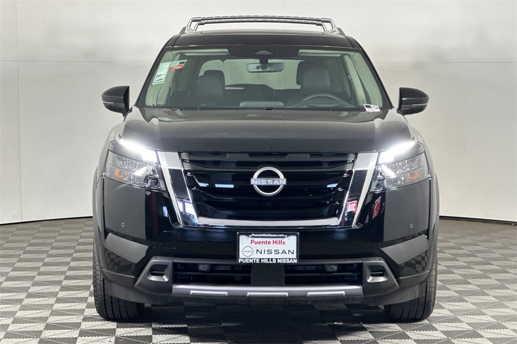 2025 Nissan Pathfinder Platinum Image 1 of 21