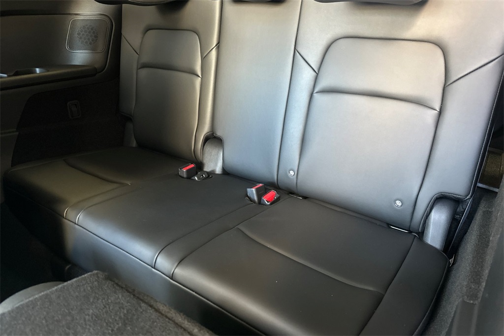 2025 Nissan Pathfinder Platinum Image 7 of 21