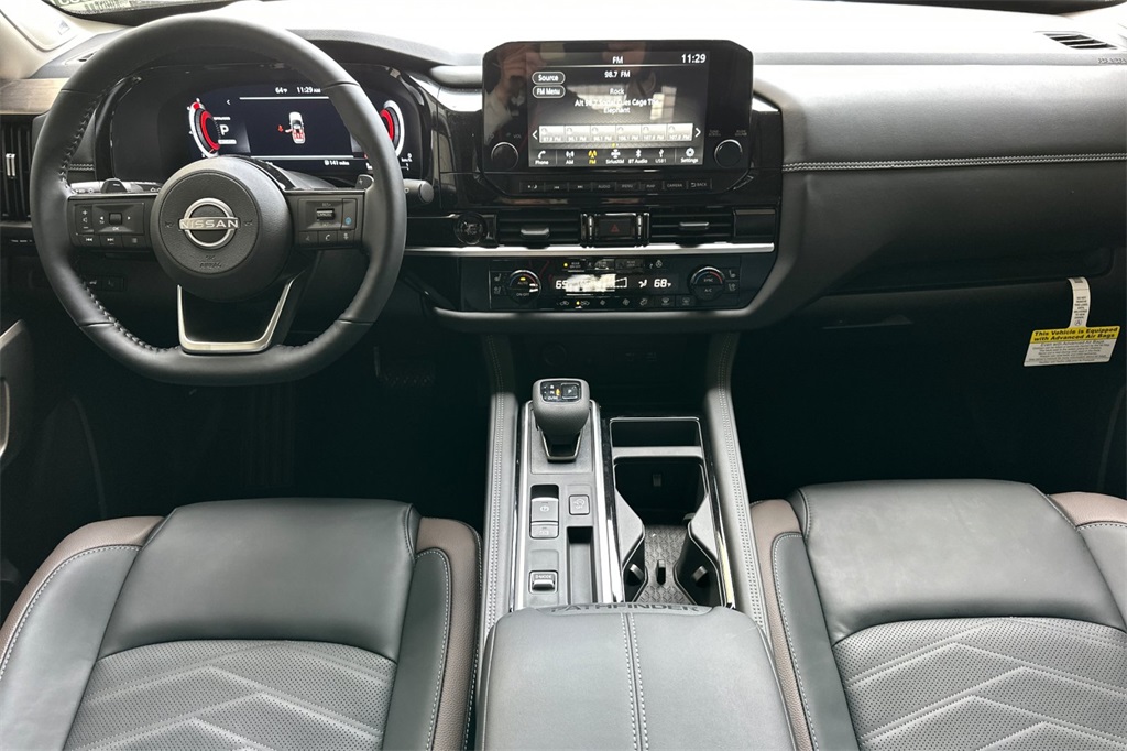 2025 Nissan Pathfinder Platinum Image 9 of 21