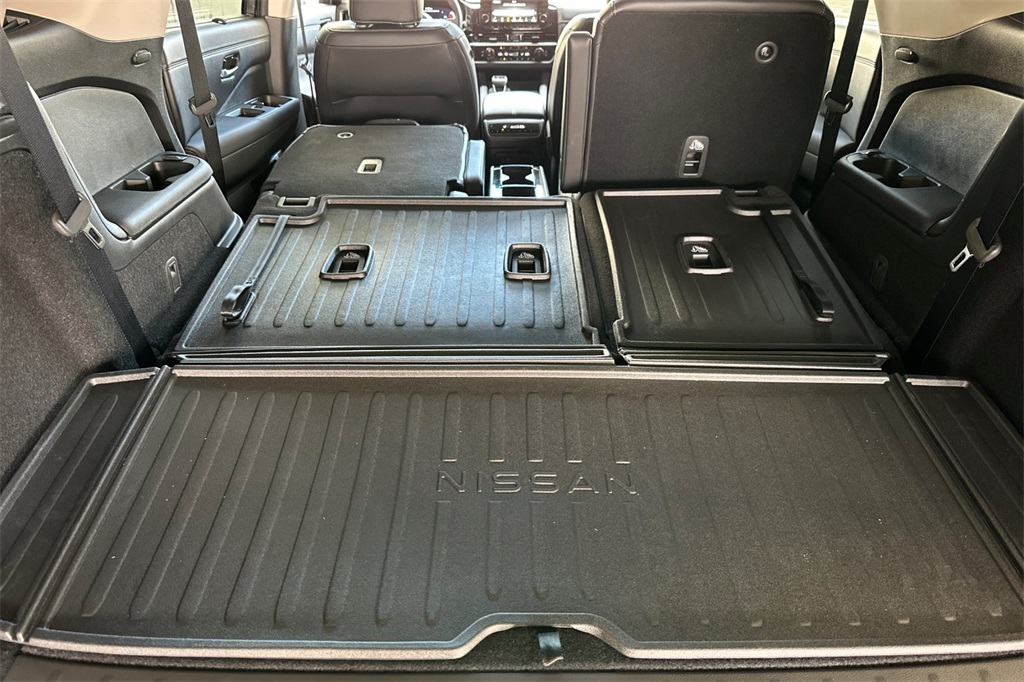 2025 Nissan Pathfinder Platinum Image 5 of 21