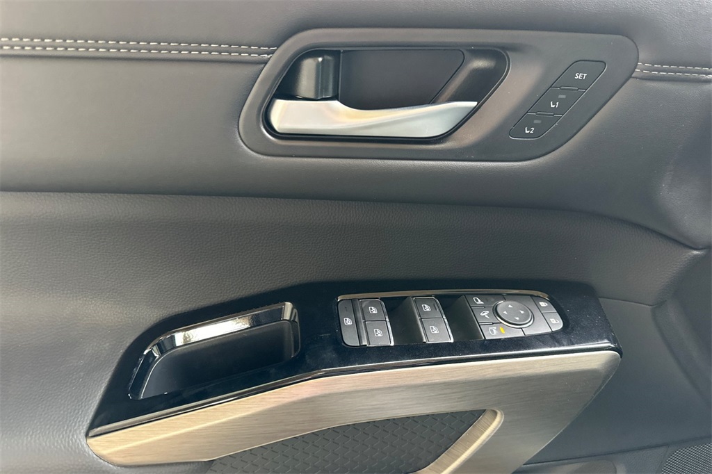 2025 Nissan Pathfinder Platinum Image 15 of 21