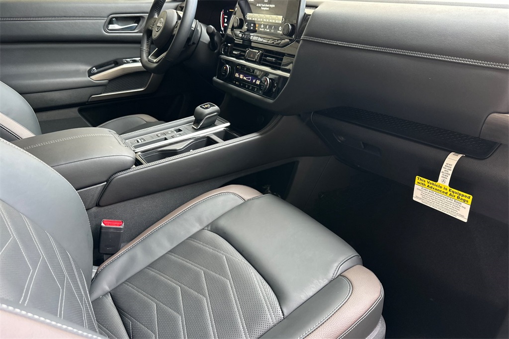 2025 Nissan Pathfinder Platinum Image 17 of 21