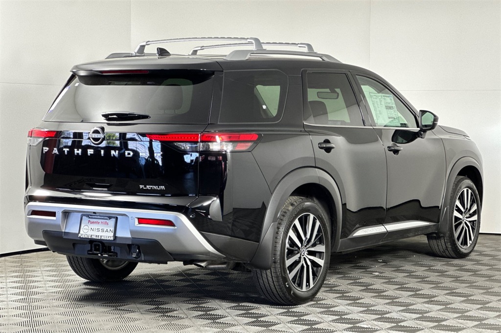 2025 Nissan Pathfinder Platinum Image 3 of 21