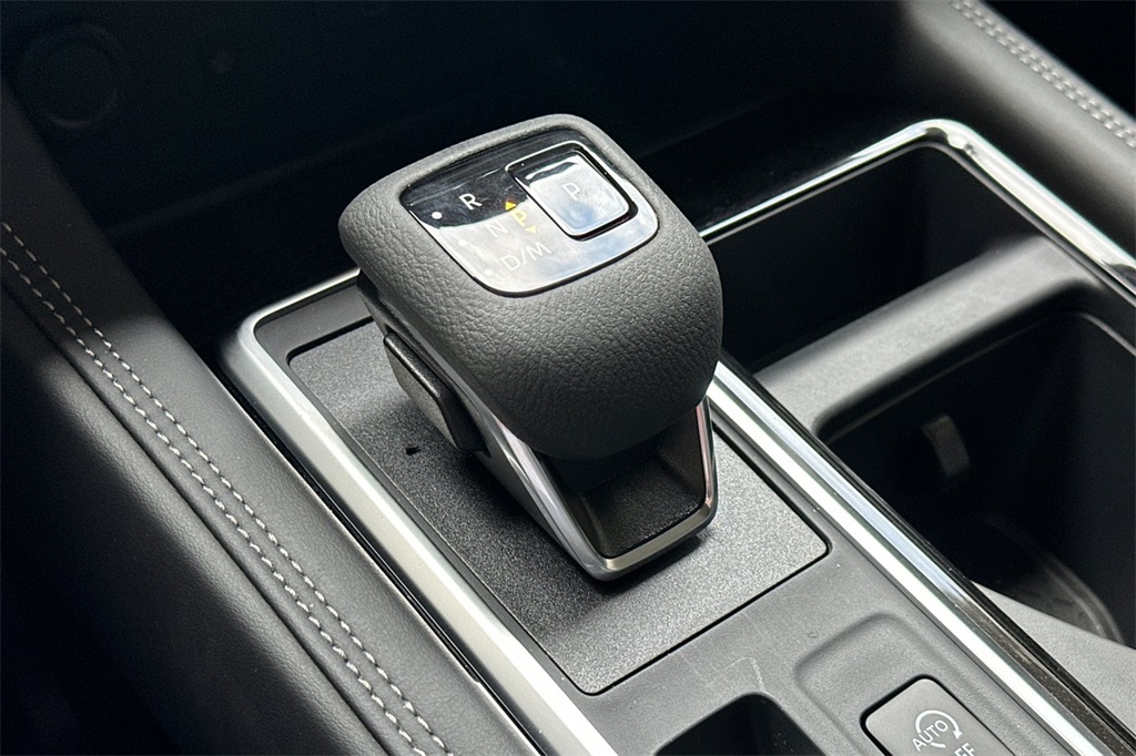 2025 Nissan Pathfinder Platinum Image 14 of 21