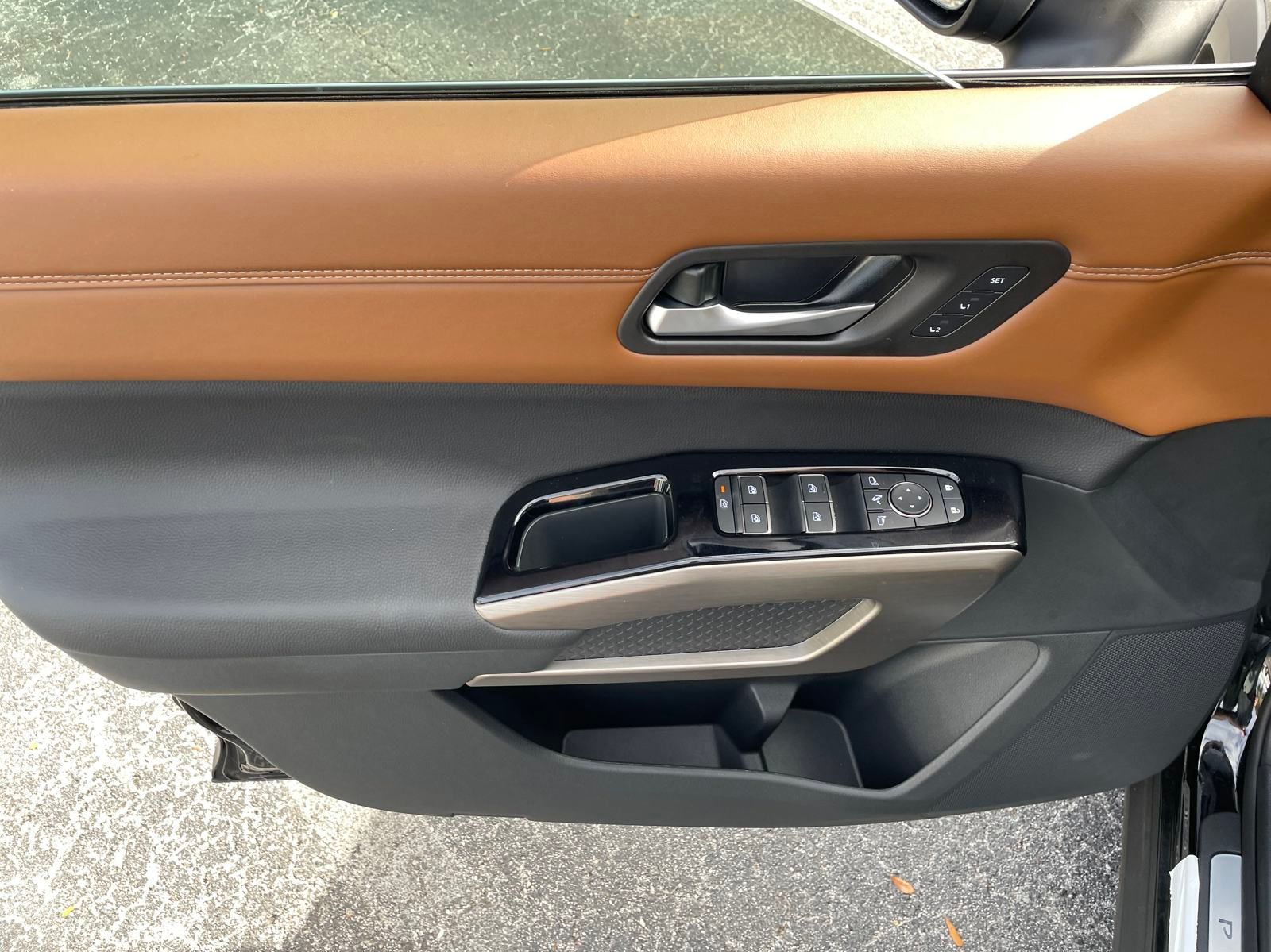 Vehicle image 14 of 19