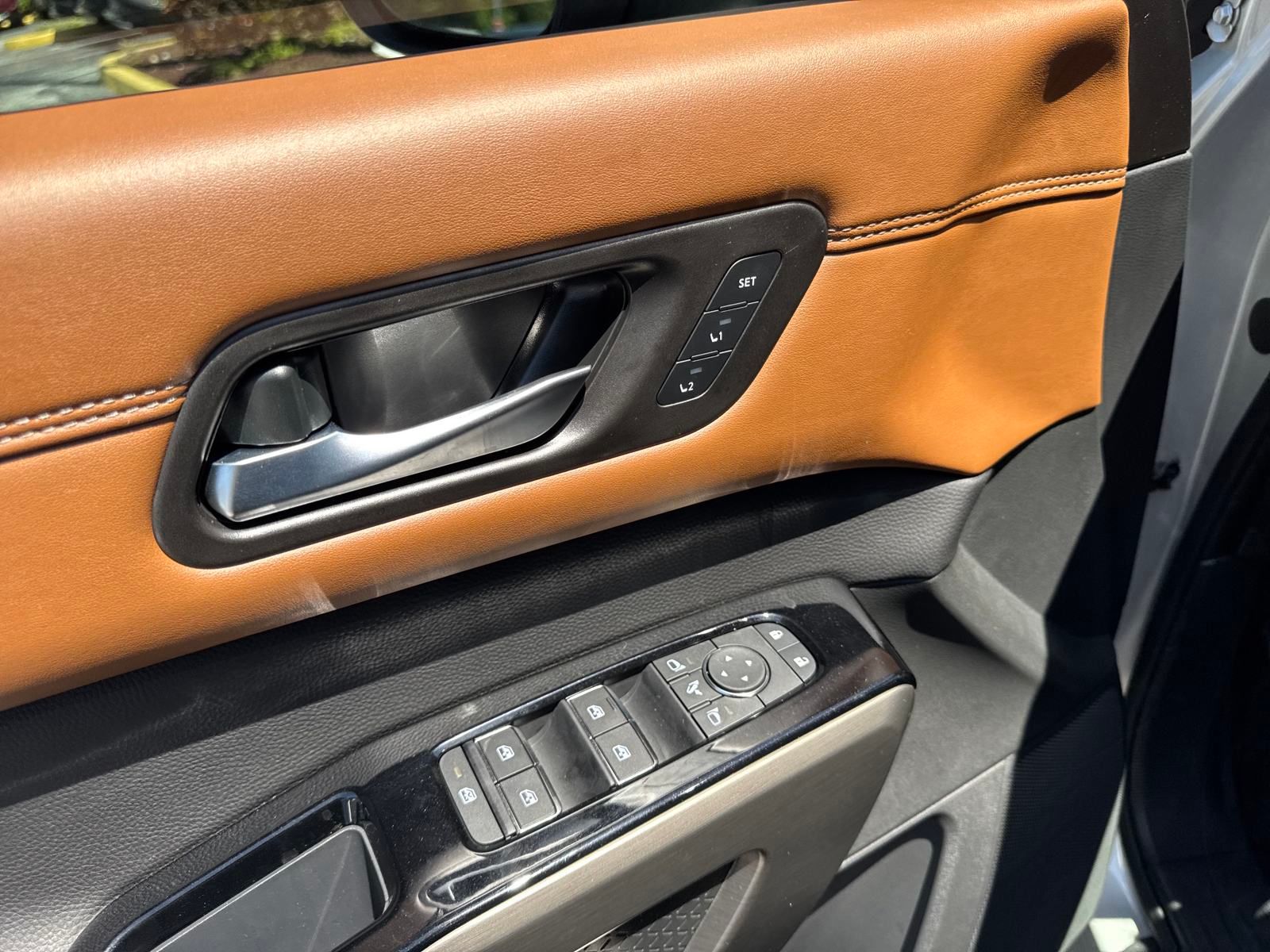 Vehicle image 24 of 34