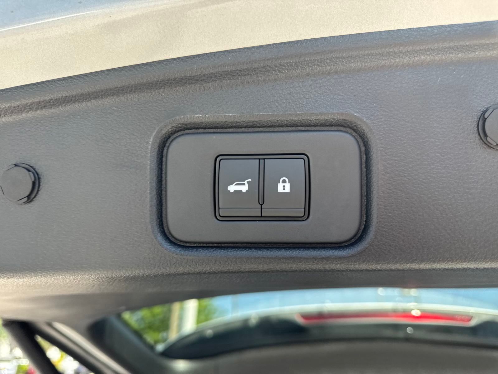 Vehicle image 25 of 34