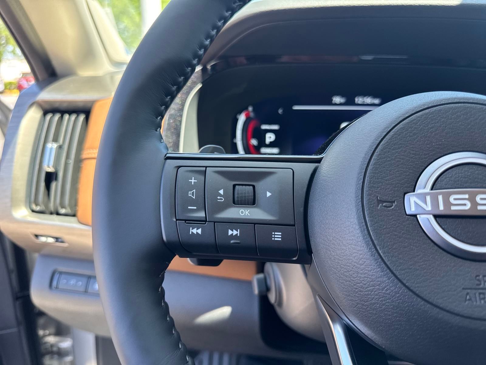 Vehicle image 17 of 34