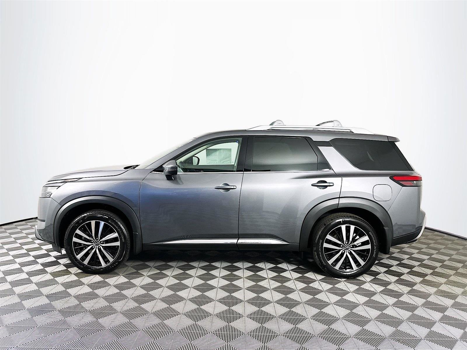 Vehicle image 10 of 46