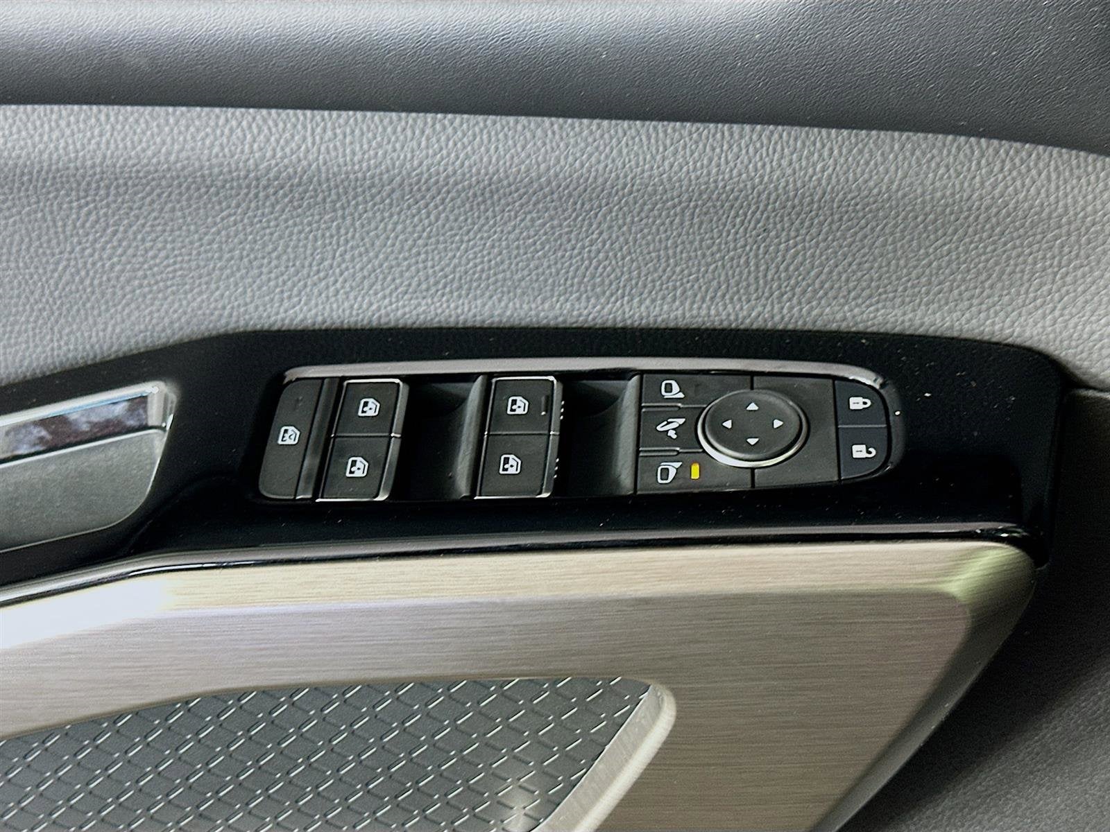 Vehicle image 23 of 46