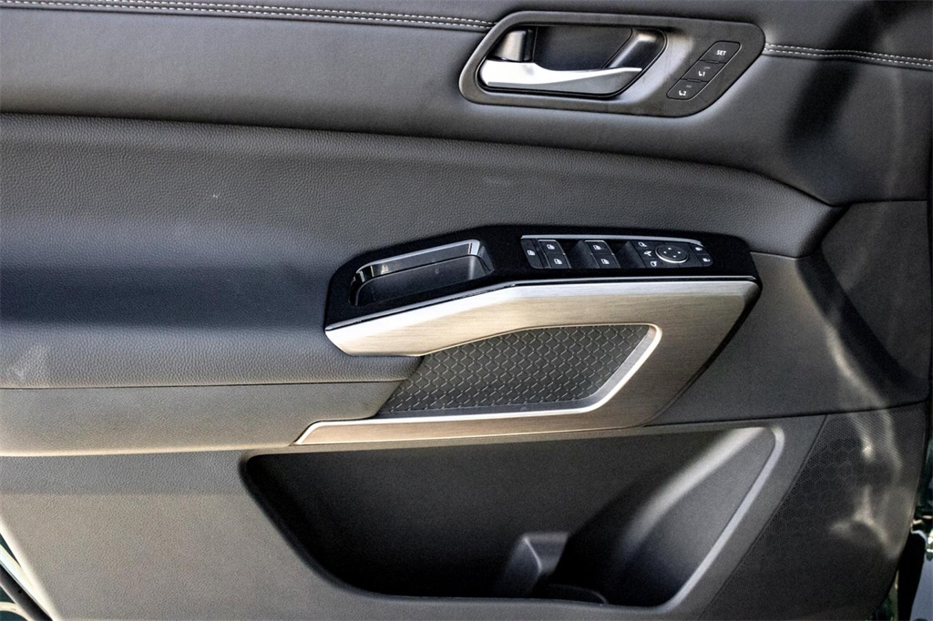 Vehicle image 7 of 25