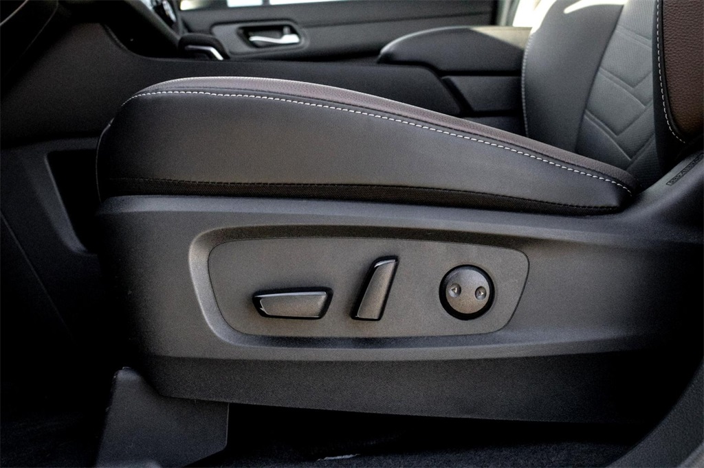 Vehicle image 8 of 25