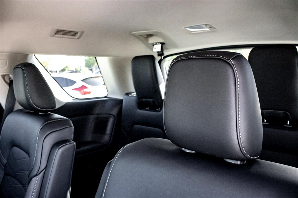 Vehicle image 21 of 25