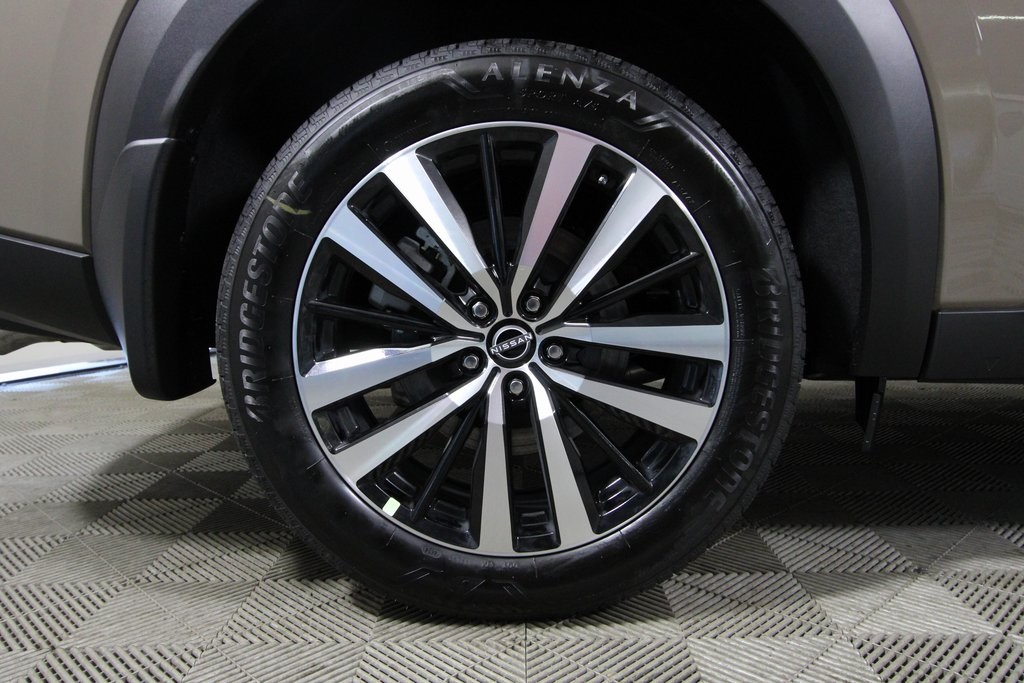 Vehicle image 17 of 41