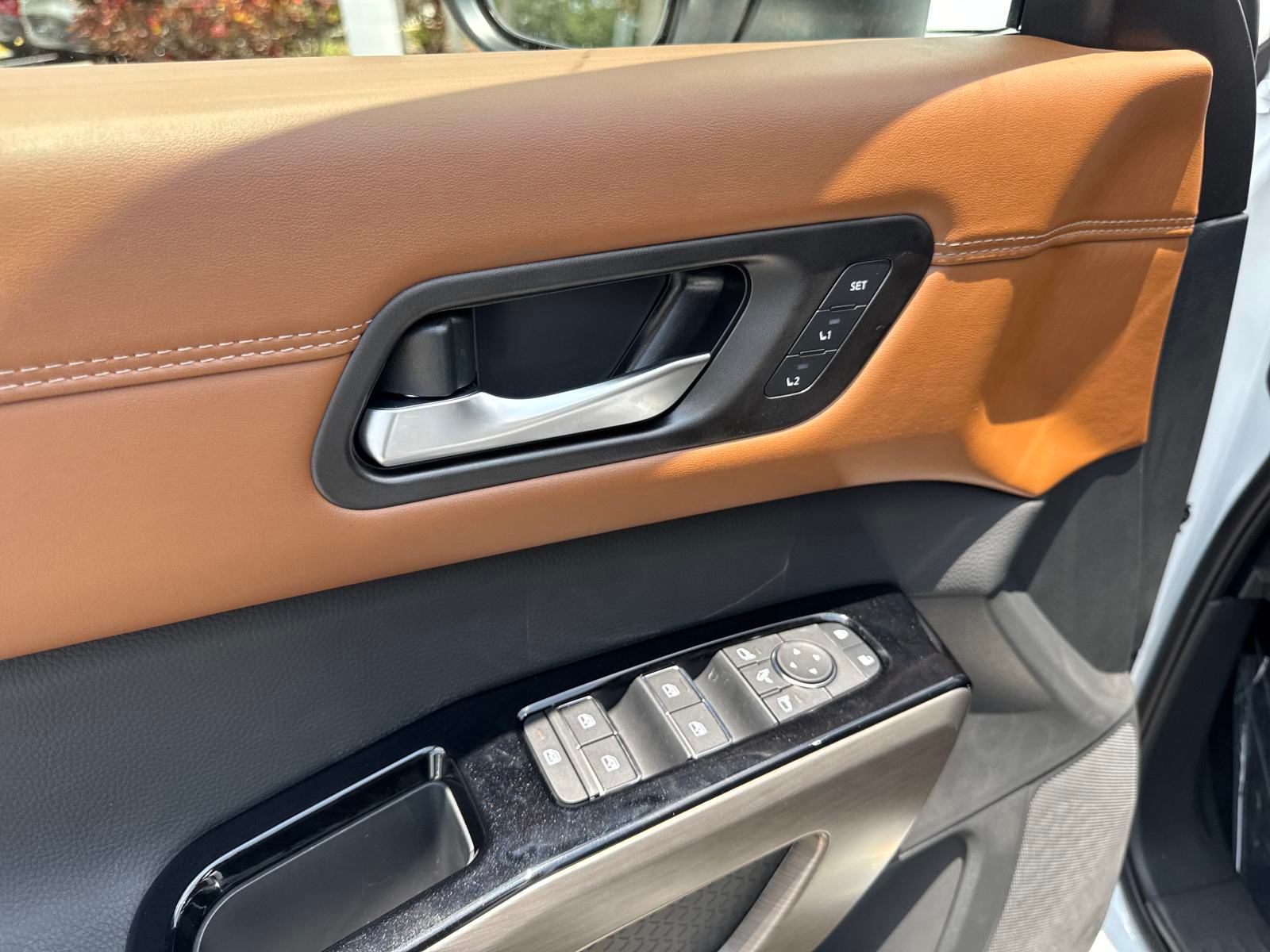 Vehicle image 23 of 34