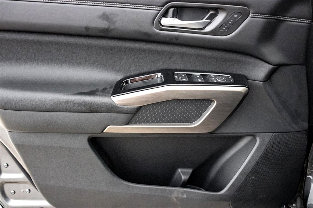 Vehicle image 7 of 25
