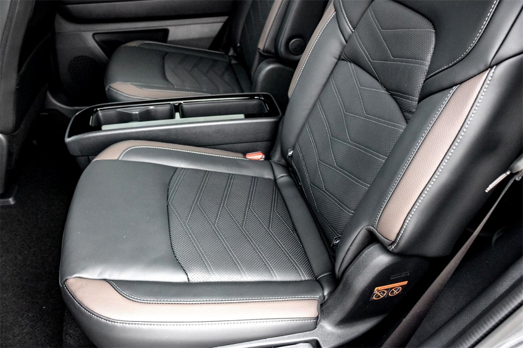 Vehicle image 21 of 25