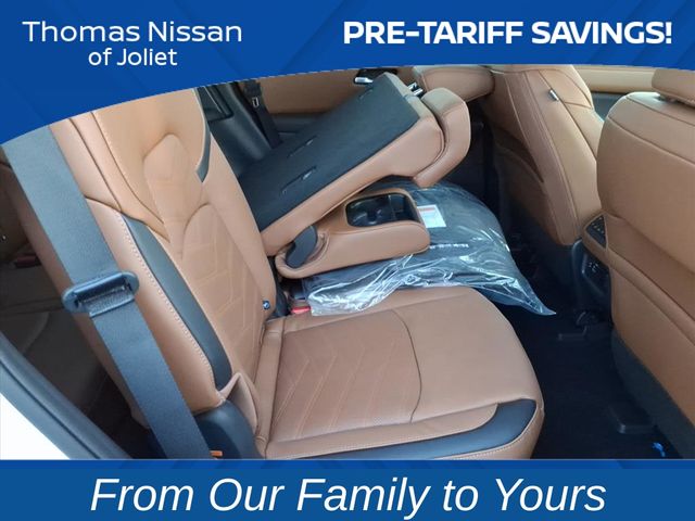 2025 Nissan Pathfinder Platinum Image 14 of 25
