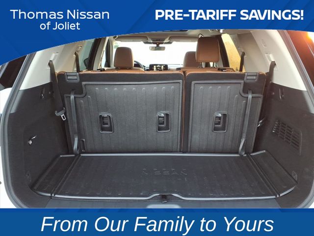2025 Nissan Pathfinder Platinum Image 19 of 25