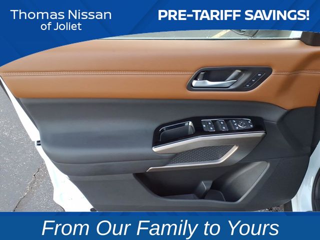 2025 Nissan Pathfinder Platinum Image 21 of 25