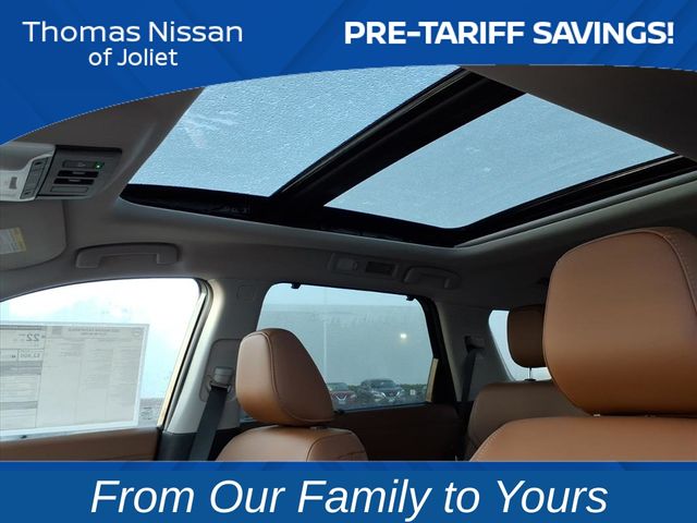 2025 Nissan Pathfinder Platinum Image 18 of 25