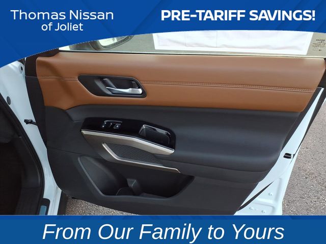 2025 Nissan Pathfinder Platinum Image 22 of 25