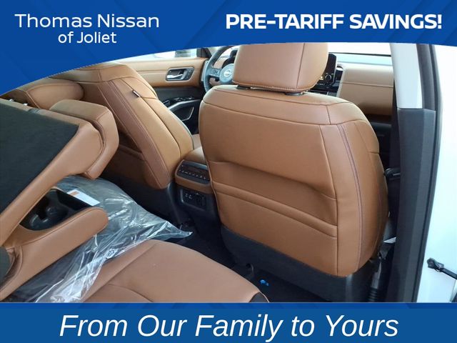 2025 Nissan Pathfinder Platinum Image 12 of 25