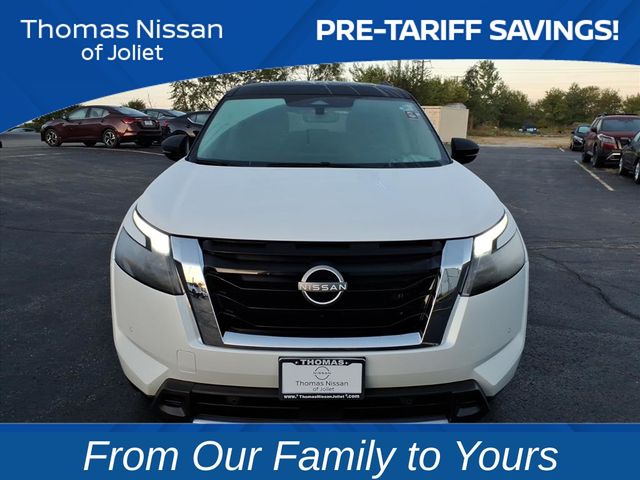 2025 Nissan Pathfinder Platinum Image 2 of 25