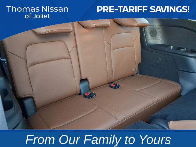 2025 Nissan Pathfinder Platinum Image 10 of 25