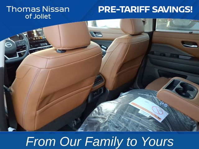 2025 Nissan Pathfinder Platinum Image 24 of 25