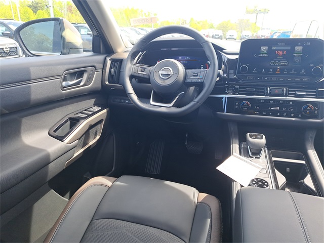 Vehicle image 8 of 10