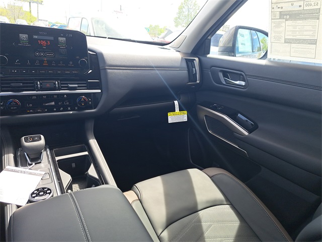 Vehicle image 9 of 10