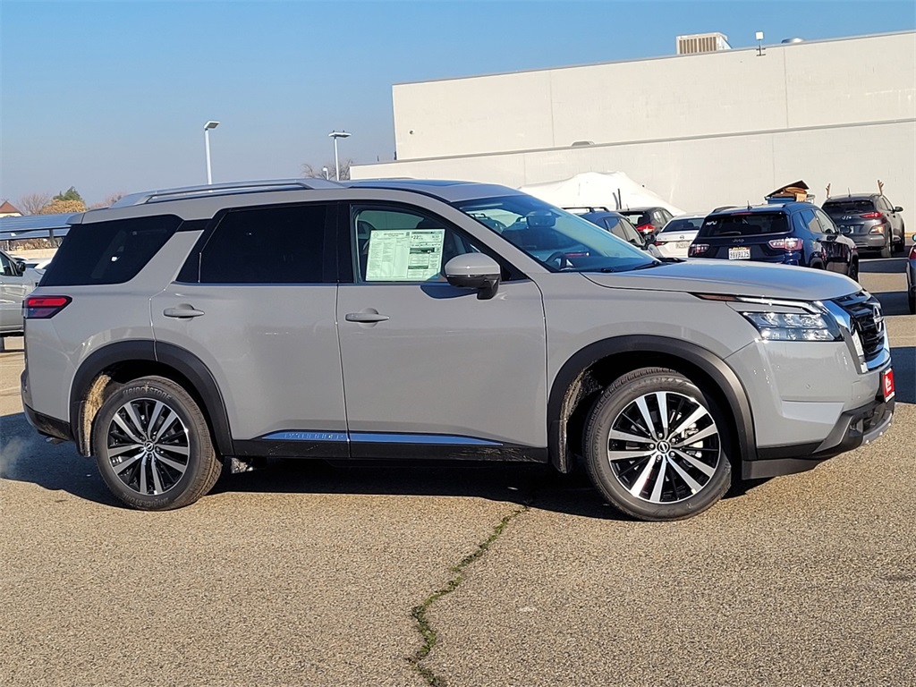 2025 Nissan Pathfinder Platinum Image 3 of 16