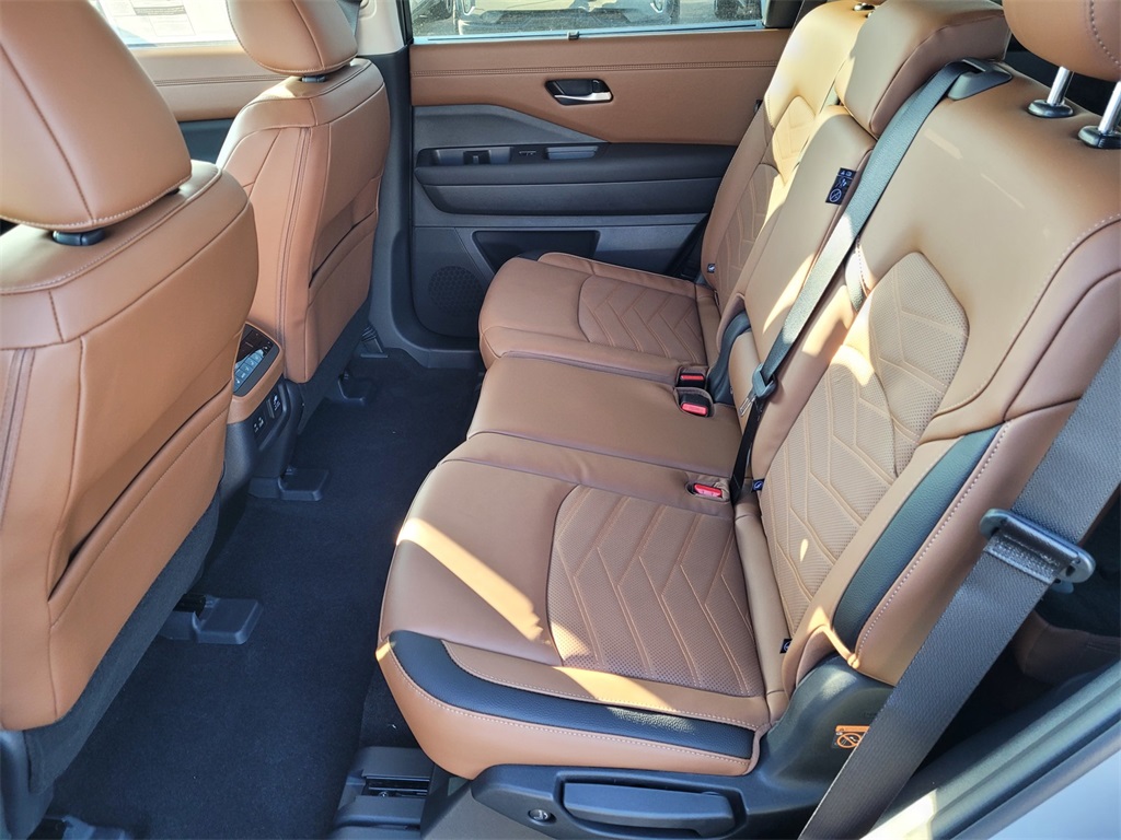 2025 Nissan Pathfinder Platinum Image 6 of 16
