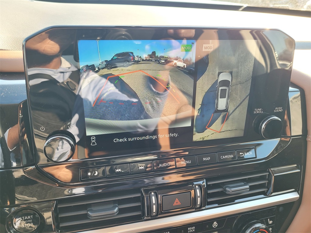 2025 Nissan Pathfinder Platinum Image 12 of 16