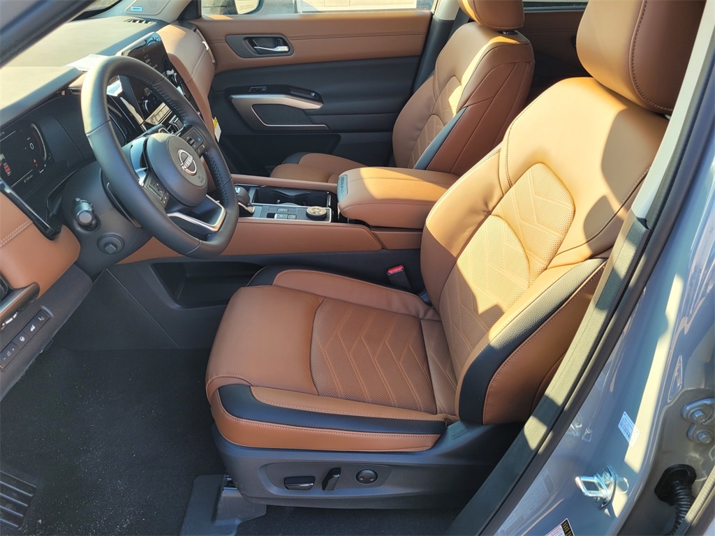 2025 Nissan Pathfinder Platinum Image 7 of 16