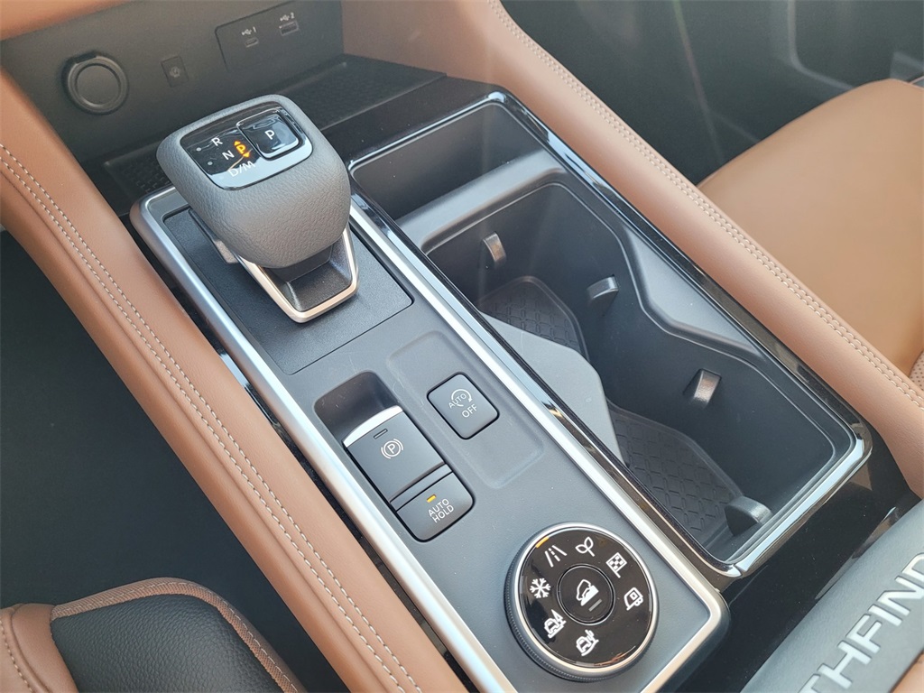 2025 Nissan Pathfinder Platinum Image 13 of 16