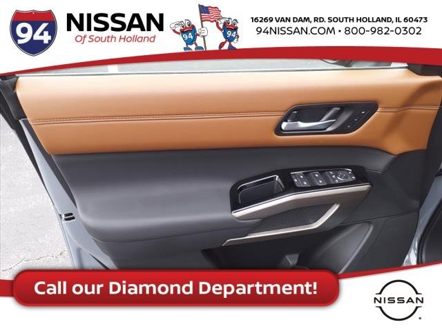 Vehicle image 17 of 21