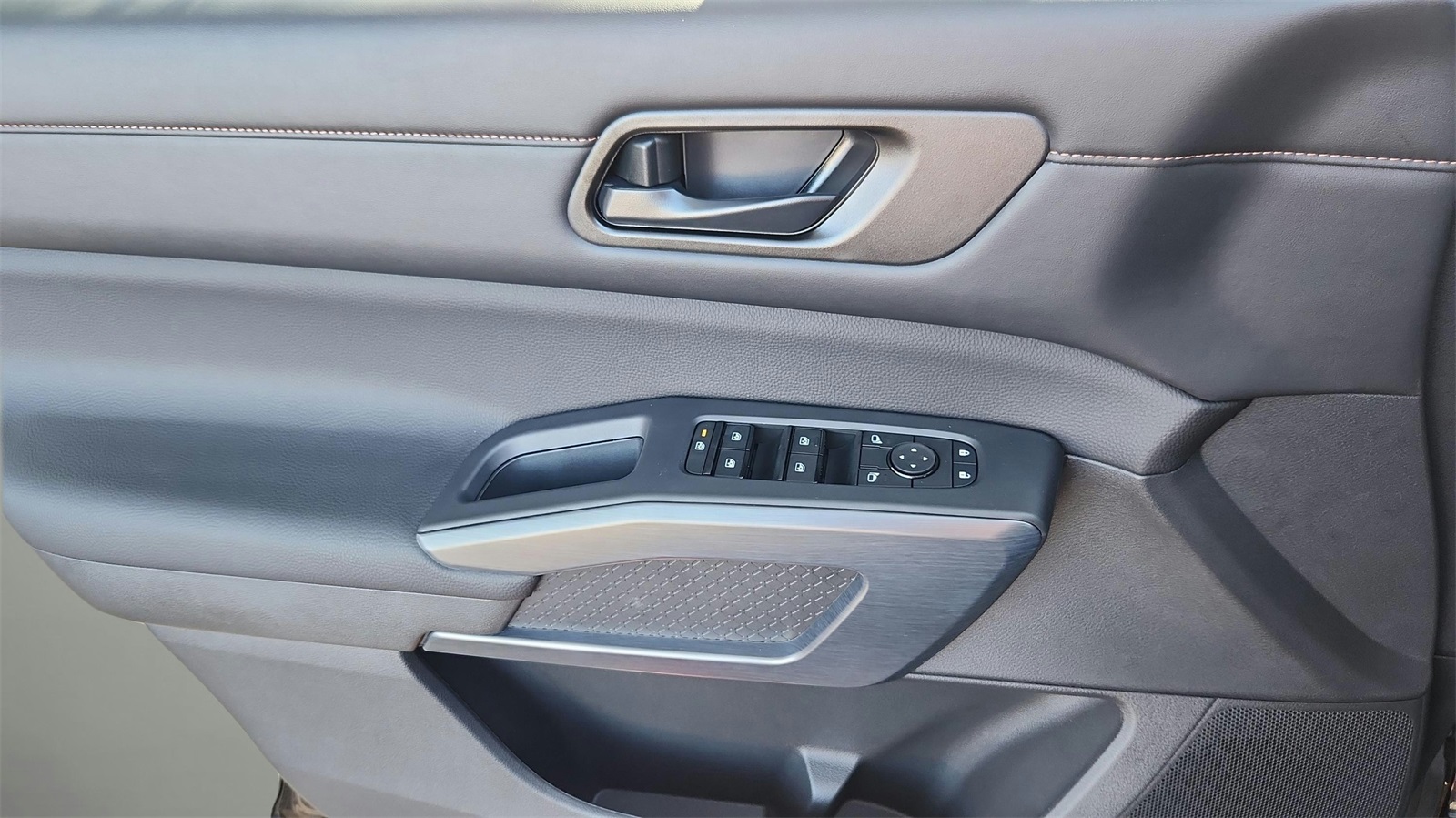 Vehicle image 16 of 30