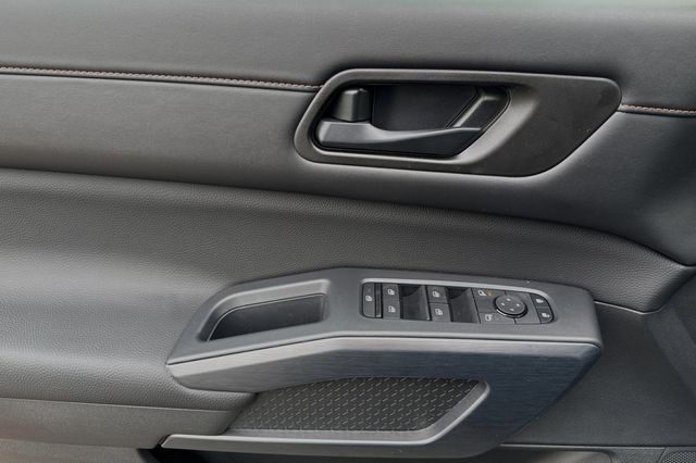 Vehicle image 9 of 20