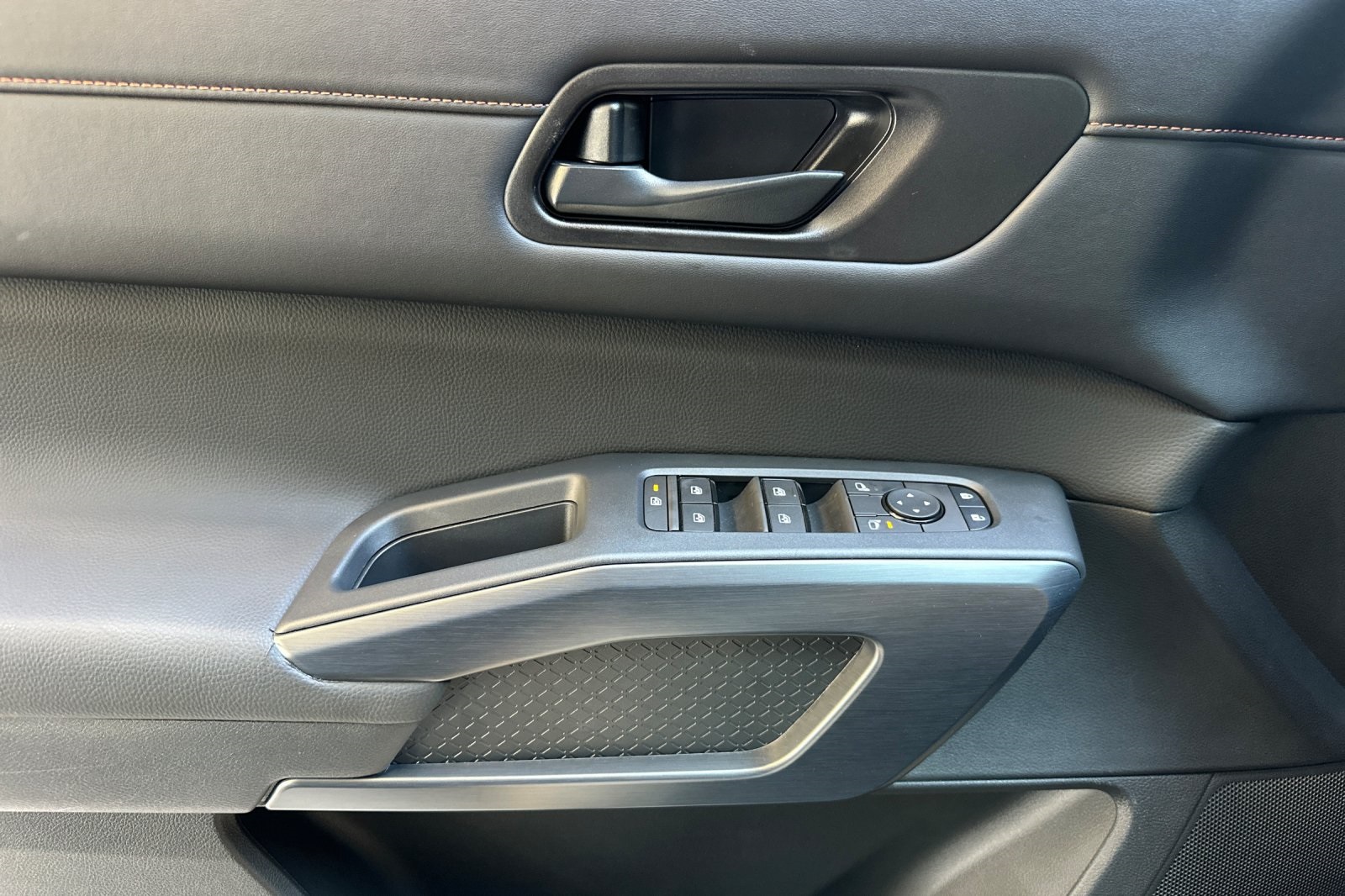 Vehicle image 23 of 36
