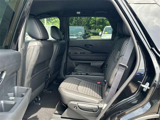 Vehicle image 9 of 18